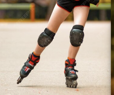 Patins de color negre amb bota de color vermell